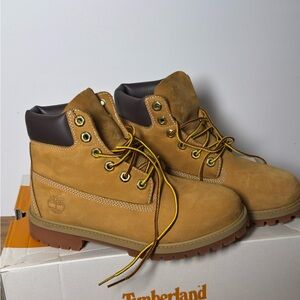 Timberland Boots, Wheat, Big Kids Size 4.5 EUC in Original Box